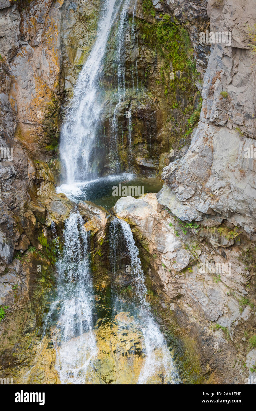 Close-up di una cascata che scorre nella piscina a Fintry parco provinciale Foto Stock