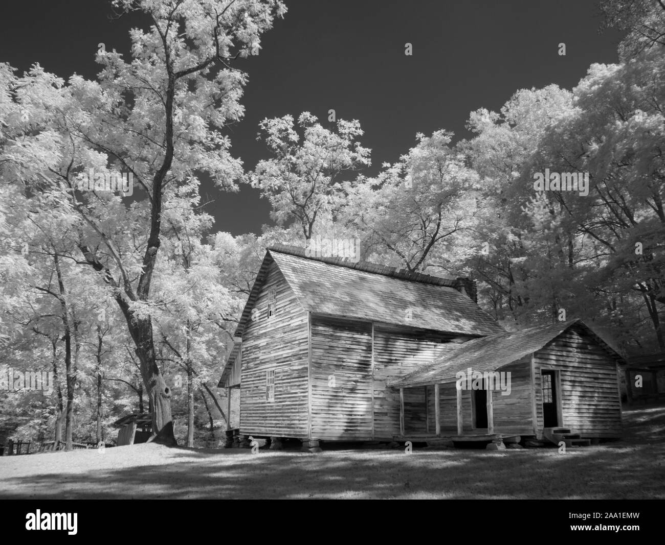 Infrarosso falso colore rosso nero b&W fotografia di Brierley Hill House di Cades Cove e il Parco Nazionale di Great Smoky Mountains in Tennessee Foto Stock