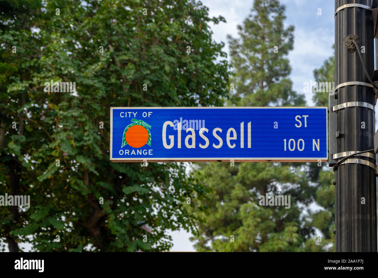 Arancione, CA / STATI UNITI D'America - 14 Novembre 2019: il nome della strada segno per Glassell Street nella città di Orange in Orange County, California. Foto Stock