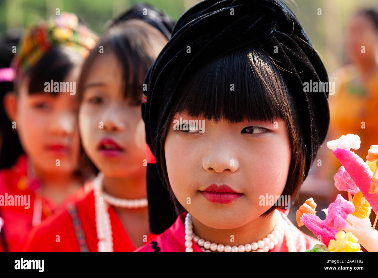 La minoranza etnica dei bambini in occasione dell'annuale Grotta Pindaya Festival, Pindaya, Stato Shan, Myanmar. Foto Stock