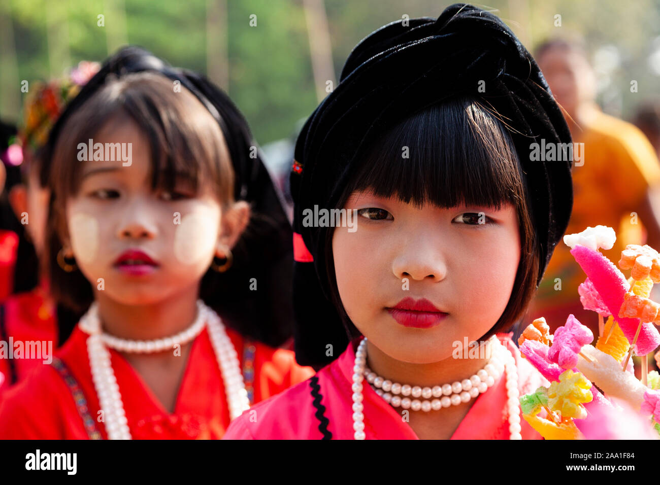 La minoranza etnica dei bambini in occasione dell'annuale Grotta Pindaya Festival, Pindaya, Stato Shan, Myanmar. Foto Stock