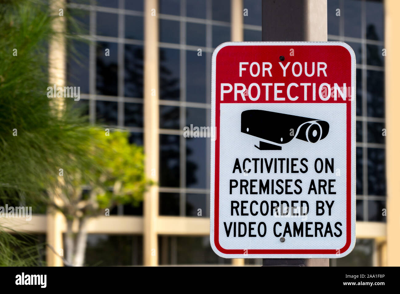 Santa Ana CA / STATI UNITI D'America - 14 Novembre 2019: una sorveglianza video segno è pubblicato in Da di un edificio per uffici nella città di Santa Ana, California. Foto Stock