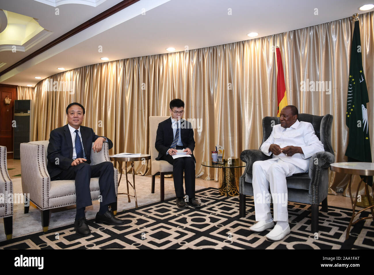 Conakry Guinea. 17 Nov, 2019. Wu Weihua (L), vice presidente della Cina al Congresso nazionale del popolo del comitato permanente, si incontra con il Presidente della Guinea Alpha Conde (R) a Conakry, in Guinea, su nov. 17, 2019. Senior legislatore cinese Wu Weihua detto Cina attribuisce grande importanza allo sviluppo di relazioni bilaterali con la Repubblica di Guinea e spera di iniziare un nuovo capitolo nell'amicizia. Credito: Li Yan/Xinhua/Alamy Live News Foto Stock