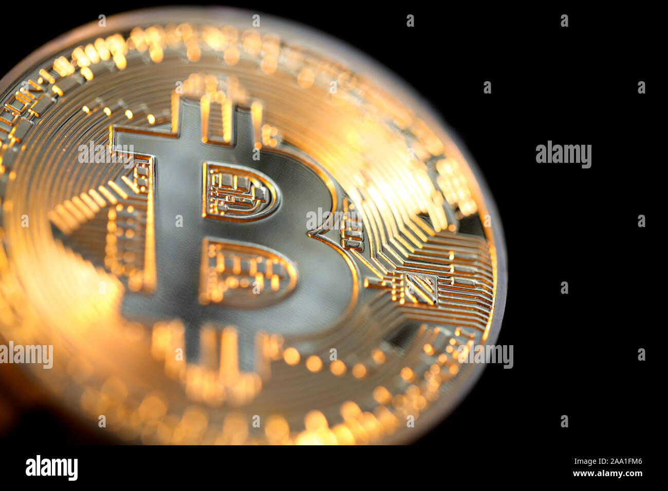 Close up di un singolo bitcoin lucido moneta. Ricchezza, digitale, virtuale, valuta e cryptocurrency concetto. Foto Stock