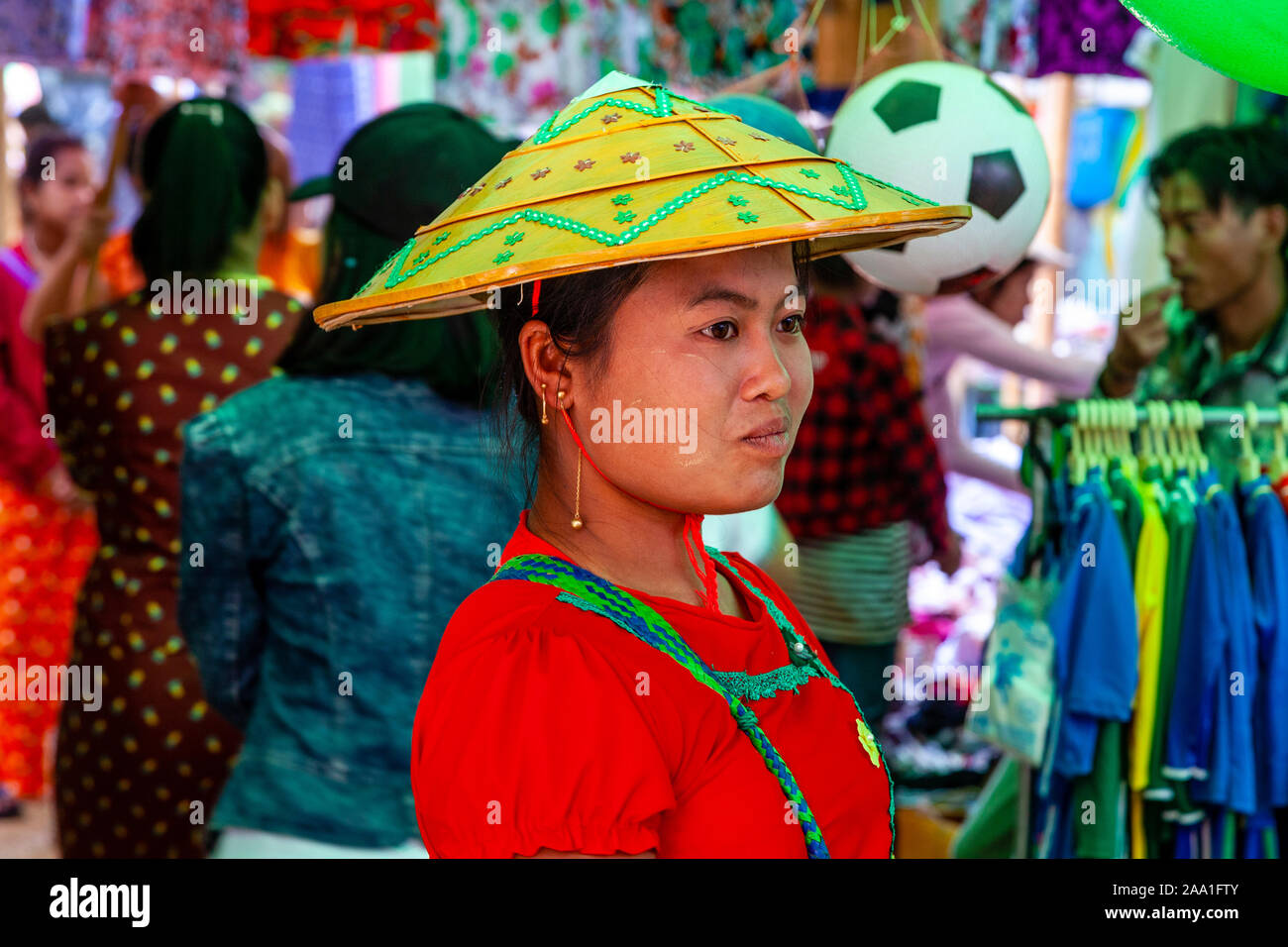 Giovani donne birmane Shopping nel mercato, Pindaya, Stato Shan, Myanmar. Foto Stock