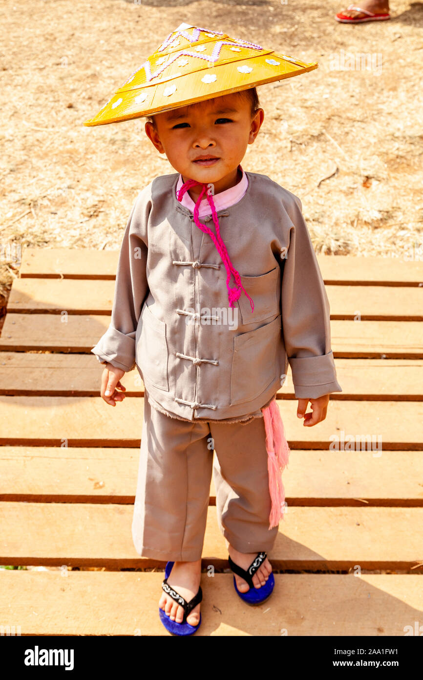 Una minoranza etnica boy in costume tradizionale all annuale Grotta Pindaya Festival, Pindaya, Stato Shan, Myanmar. Foto Stock