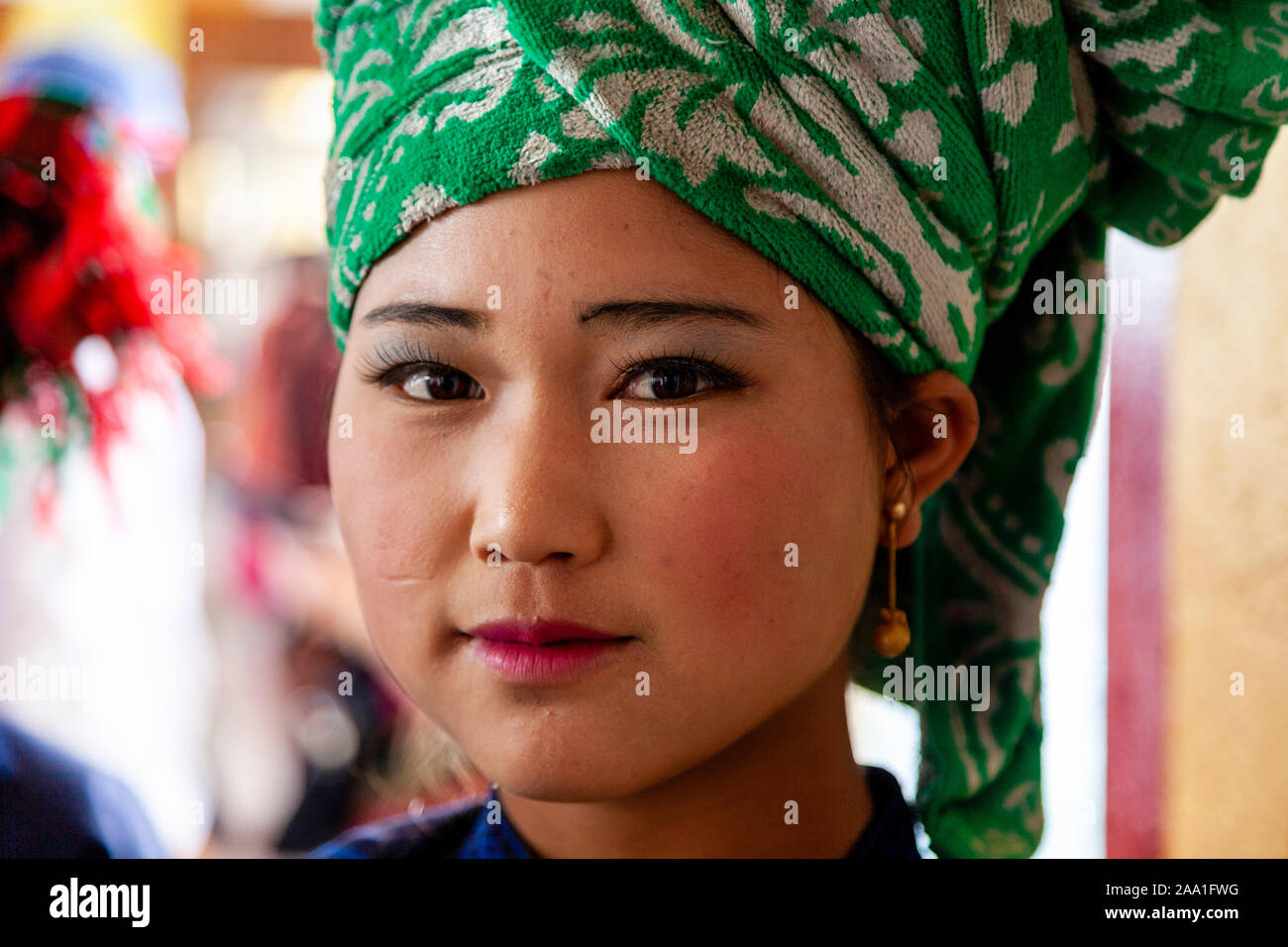 Un giovane minoranza etnica donna in costume tradizionale all annuale Grotta Pindaya Festival, Pindaya, Stato Shan, Myanmar. Foto Stock