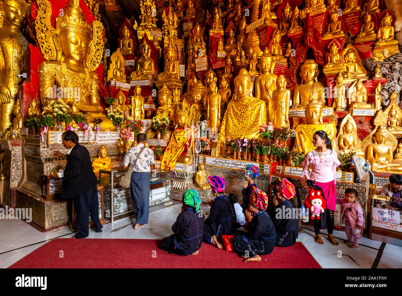 Buddisti di pregare presso le grotte di Pindaya (Shwe Oo Min Pagoda) Pindaya, Stato Shan, Myanmar. Foto Stock