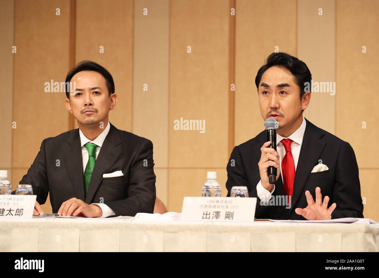 (L-R) Z Aziende Presidente Kentaro Kawabe e linea Presidente Takeshi Idezawa partecipare ad una conferenza stampa congiunta a Tokyo in Giappone il 18 novembre 2019. Yahoo Giappone operatore Z Holdings Corp. sotto SoftBank e le principali app di messaggistica linea provider Corp. ha annunciato lunedì che essi hanno raggiunto un accordo per la fusione. Credito: Naoki Morita/AFLO/Alamy Live News Foto Stock