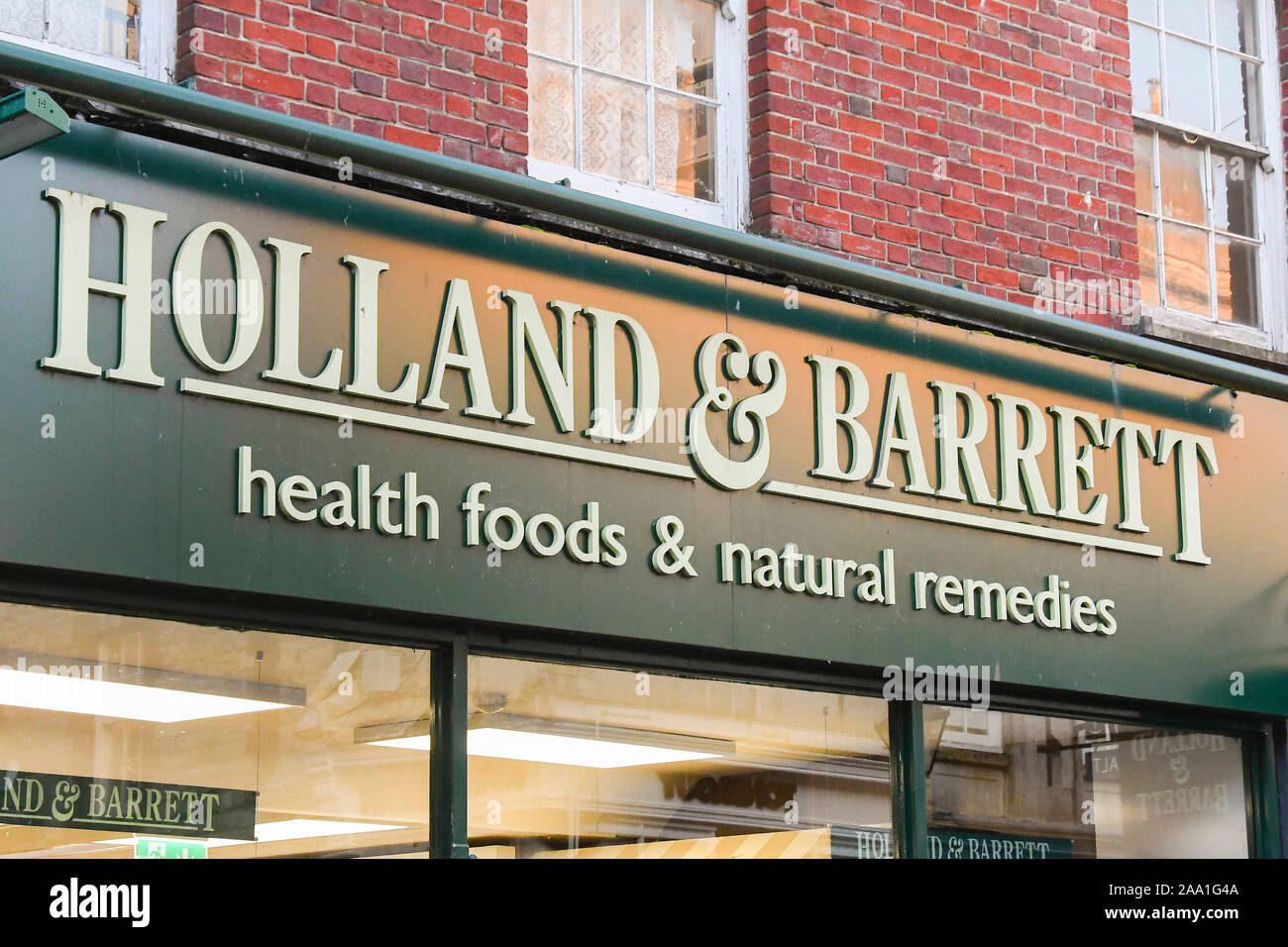Holland & Barrett health foods & rimedi naturali segno aziendale in Dorchester nel Dorset, Regno Unito. Credito Foto: Graham Hunt/Alamy Foto Stock