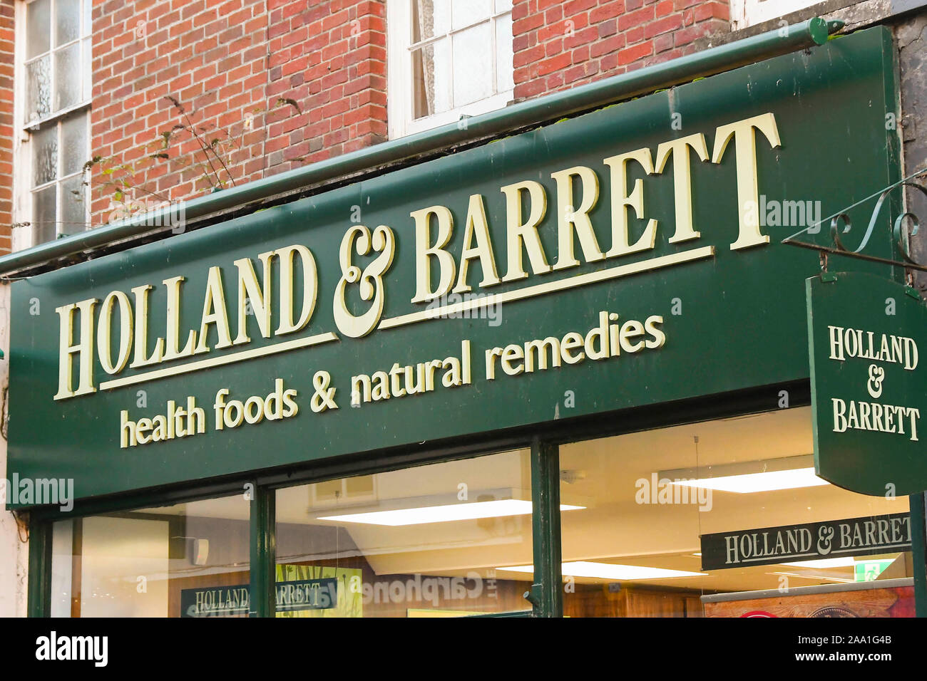 Holland & Barrett health foods & rimedi naturali segno aziendale in Dorchester nel Dorset, Regno Unito. Credito Foto: Graham Hunt/Alamy Foto Stock
