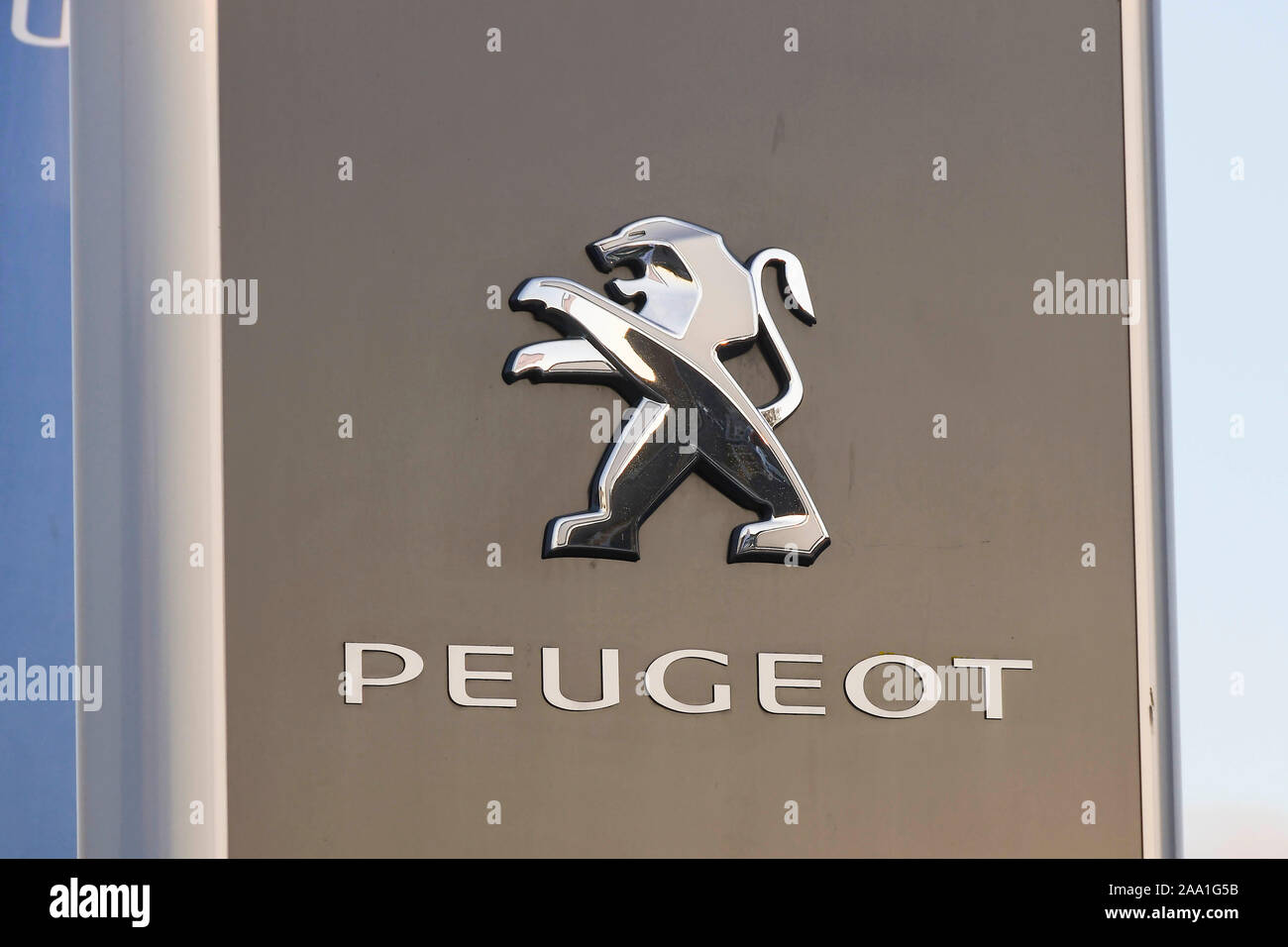 Peugeot logo aziendale in Dorchester nel Dorset, Regno Unito. Credito Foto: Graham Hunt/Alamy Foto Stock