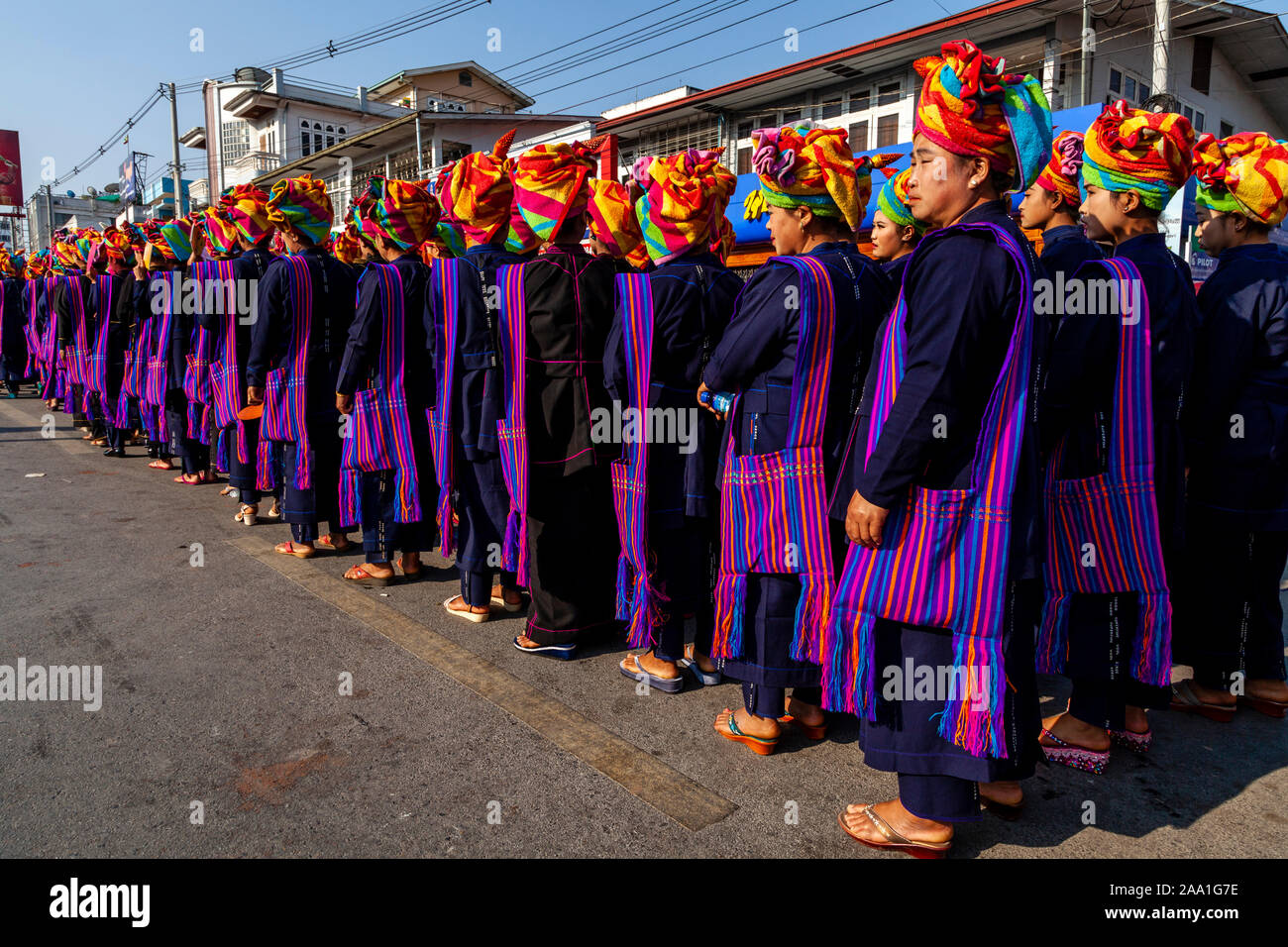 Persone da pa-O gruppo etnico parata attraverso la città di Taunggyi durante la luna piena vacanza, Taunggyi, Stato Shan, Myanmar. Foto Stock