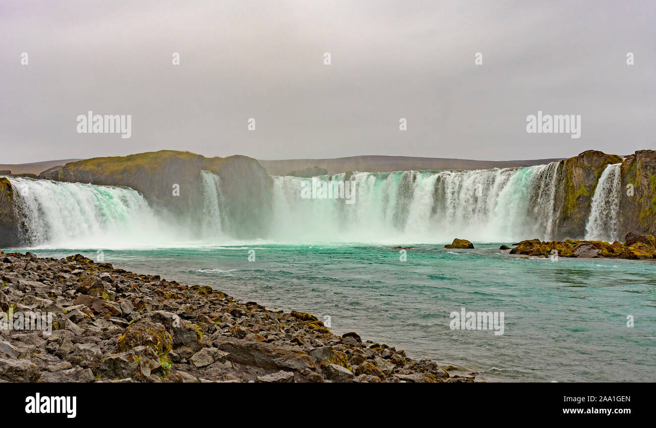 Livello acqua vista di spettacolari cascate Godafoss nel nord dell'Islanda Foto Stock
