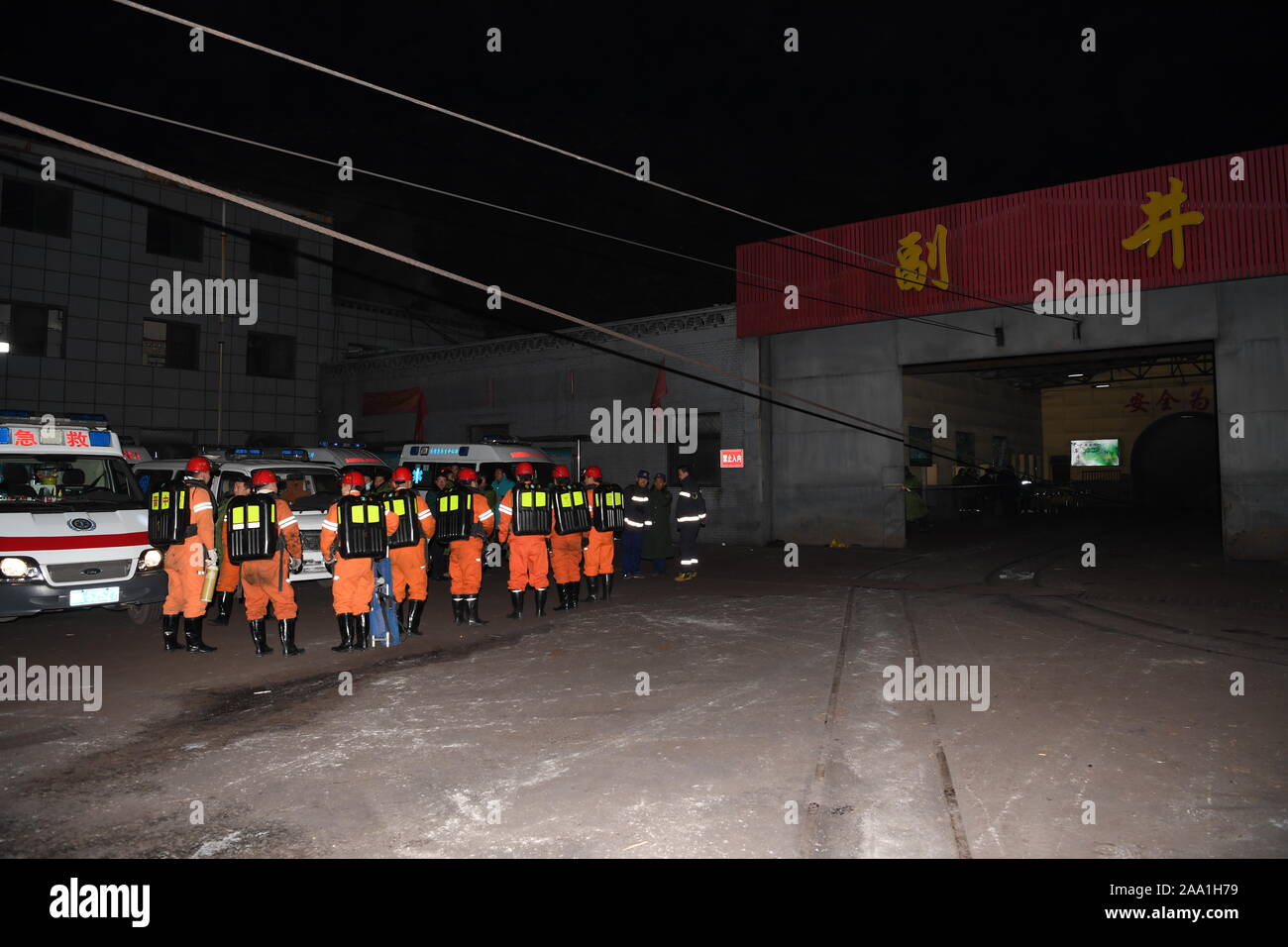 Di Pingyao cinese nella provincia di Shanxi. Xviii Nov, 2019. Il personale di salvataggio lavoro presso la miniera di carbone dove un esplosione di gas è accaduto nella contea di Pingyao, nel nord della Cina di nella provincia di Shanxi, nov. 18, 2019. Quindici persone sono state uccise e altri nove feriti nella miniera di carbone di esplosione di gas nel nord della Cina di nella provincia di Shanxi, autorità locali ha detto martedì. Credito: Yang Chenguang/Xinhua/Alamy Live News Foto Stock