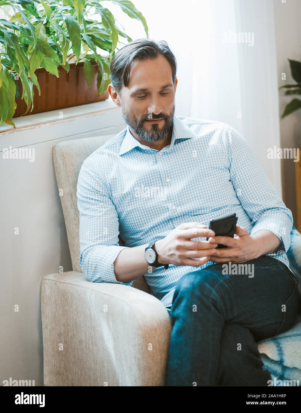Bello Adulto Uomo seduto in poltrona. Foto Stock
