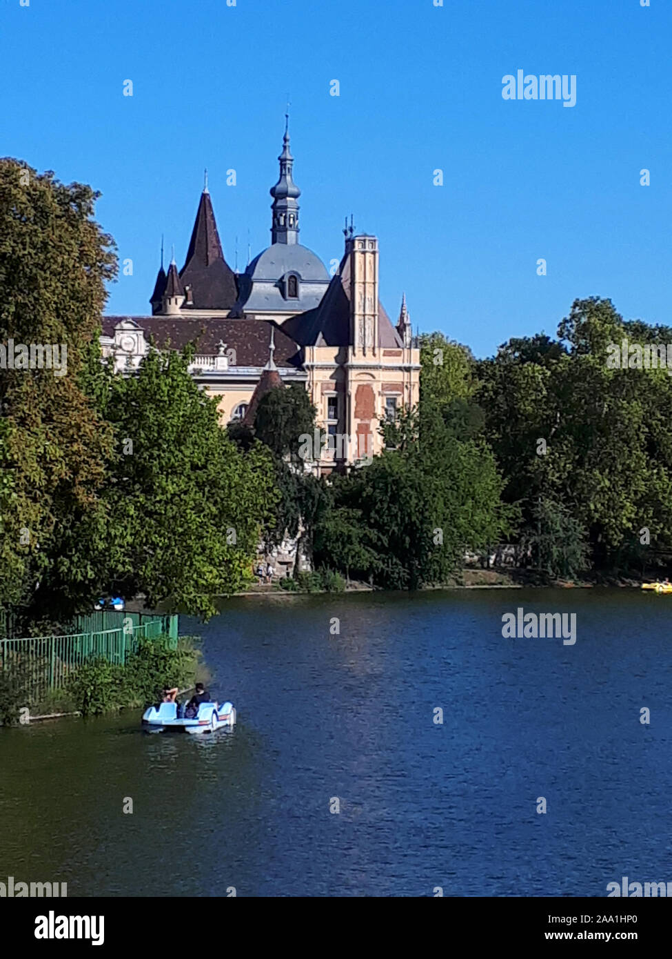 Castello di Vajdahunyad è nel parco della città di Budapest, Ungheria. È stato costruito nel 1896 ha celebrato i mille anni della fondazione di Ungheria Foto Stock