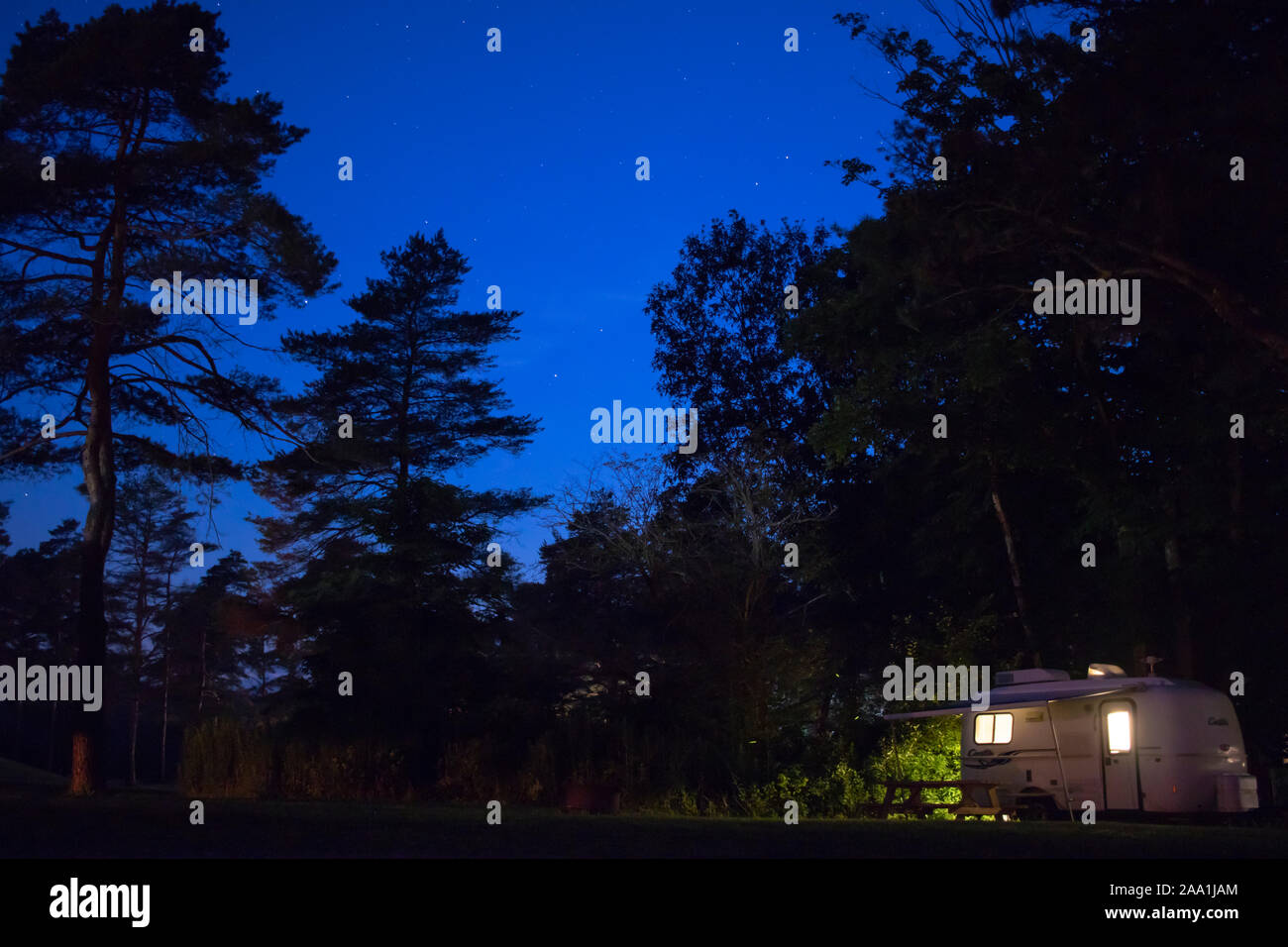 Casita leggero rimorchio di viaggio di notte sotto le stelle al Campground di Pinecreek, RVing, Camping RV siti : 27 luglio 2019 - Ithaca, NY, USA Foto Stock