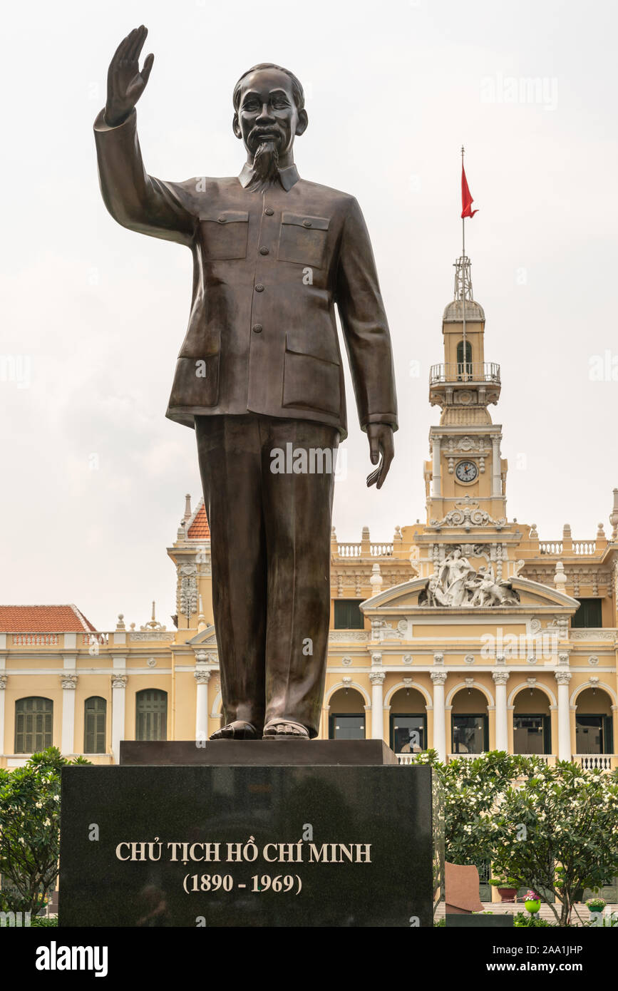 La città di Ho Chi Minh, Vietnam - Marzo 12, 2019: Downtown. Il municipio o persone del comitato di Ho Chi Minh in stile francese edificio con torre dell orologio dietro il bronzetto stat Foto Stock