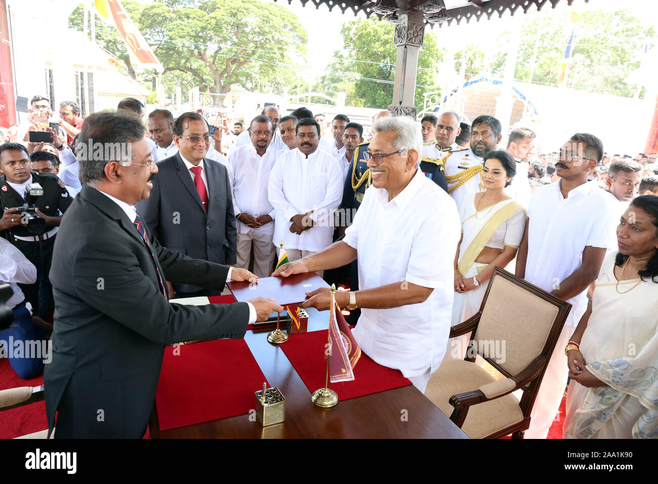 Pechino, Sri Lanka. Xviii Nov, 2019. Gotabaya Rajapaksa è prestato giuramento come nuovo presidente in Anuradhapura del Nord provincia centrale, Sri Lanka, il 9 novembre 18, 2019. Credito: Ajith Perera/Xinhua/Alamy Live News Foto Stock