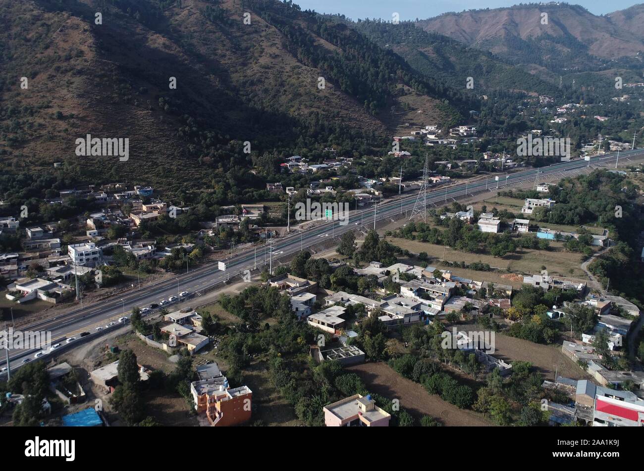 (191119) -- HAVELIAN, nov. 19, 2019 (Xinhua) -- Foto scattata il 9 novembre 18, 2019 mostra una vista della sezione expressway del Karakorum Highway (KKH) progetto fase due in Pakistan. La expressway sezione del progetto KKH la fase due è stata inaugurata a Havelian nel nord-ovest del Pakistan il lunedì, segnando un altro passo in avanti per completare la vendemmia anticipata il progetto sotto la China-Pakistan corridoio economico (CPEC). La superstrada inaugurata la sezione da Havelian a Mansehra, è di 40 km con quattro corsie. Il resto di 80 km di strade secondarie sotto la KKH fase due progetto dovrebbe essere completato in Februa Foto Stock