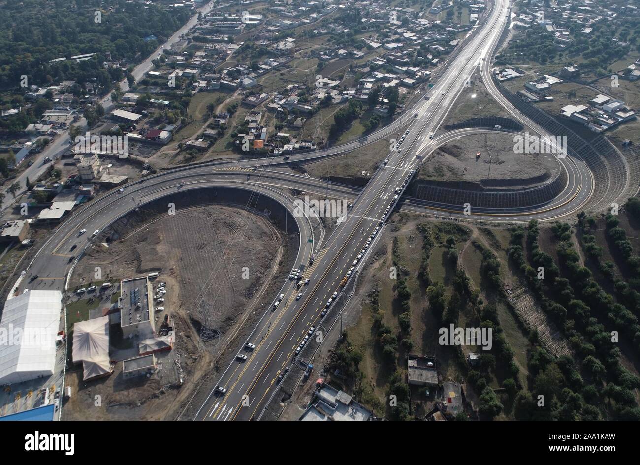 (191119) -- HAVELIAN, nov. 19, 2019 (Xinhua) -- Foto scattata il 9 novembre 18, 2019 mostra una vista della sezione expressway del Karakorum Highway (KKH) progetto fase due in Pakistan. La expressway sezione del progetto KKH la fase due è stata inaugurata a Havelian nel nord-ovest del Pakistan il lunedì, segnando un altro passo in avanti per completare la vendemmia anticipata il progetto sotto la China-Pakistan corridoio economico (CPEC). La superstrada inaugurata la sezione da Havelian a Mansehra, è di 40 km con quattro corsie. Il resto di 80 km di strade secondarie sotto la KKH fase due progetto dovrebbe essere completato in Februa Foto Stock
