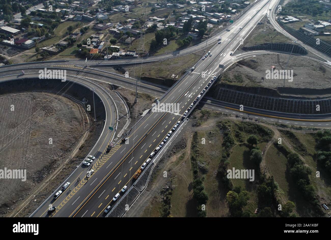 (191119) -- HAVELIAN, nov. 19, 2019 (Xinhua) -- Foto scattata il 9 novembre 18, 2019 mostra una vista della sezione expressway del Karakorum Highway (KKH) progetto fase due in Pakistan. La expressway sezione del progetto KKH la fase due è stata inaugurata a Havelian nel nord-ovest del Pakistan il lunedì, segnando un altro passo in avanti per completare la vendemmia anticipata il progetto sotto la China-Pakistan corridoio economico (CPEC). La superstrada inaugurata la sezione da Havelian a Mansehra, è di 40 km con quattro corsie. Il resto di 80 km di strade secondarie sotto la KKH fase due progetto dovrebbe essere completato in Februa Foto Stock