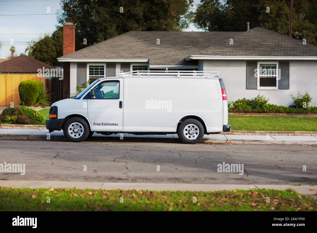 Un senza marca home Servizio furgone parcheggiato di fronte a una casa per le riparazioni o tuttofare lavoro. Foto Stock