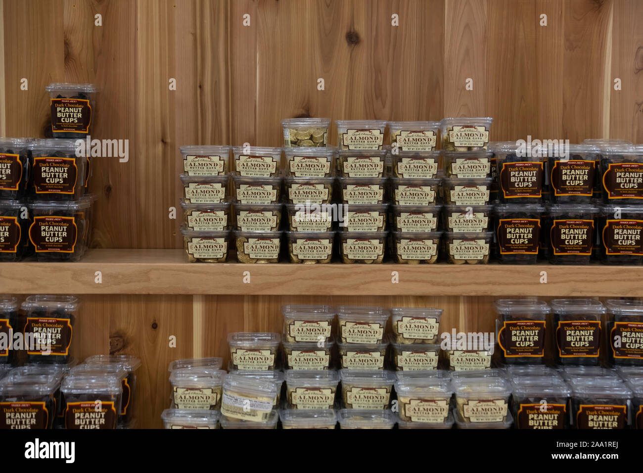 Una visualizzazione impilata di caramelle o dolci, all'interno di Trader Joe's market di Wichita, Kansas, Stati Uniti d'America. Foto Stock