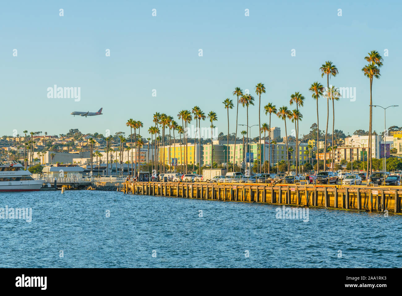 San Diego, California/USA - Agosto 14, 2019 Embarcadero Marina Park Nord e Pacific Promenade al tramonto. San Diego Marina District Foto Stock