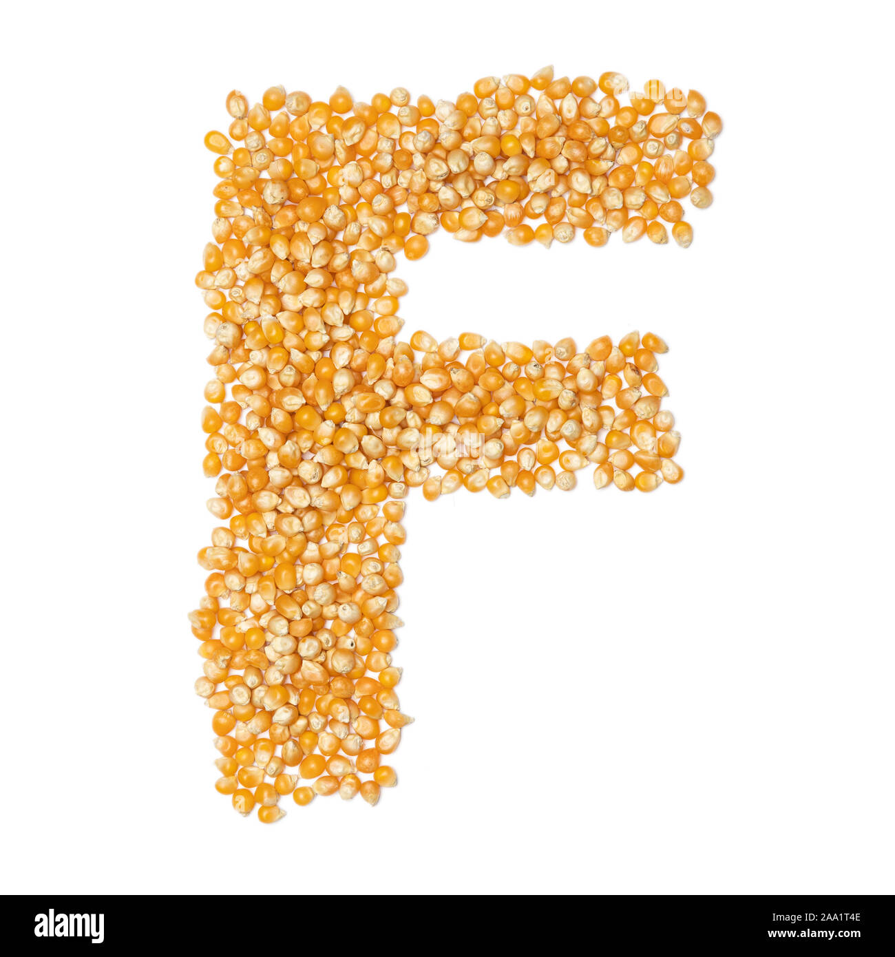La lettera F dell'alfabeto inglese da da giallo mais secco su un isolato bianco sullo sfondo. Cibo disegno realizzato da mais. alfabeto luminosi per negozi. ce Foto Stock La lettera F dell'alfabeto inglese da da giallo mais secco su un isolato bianco sullo sfondo. Cibo disegno realizzato da mais. alfabeto luminosi per negozi. ce Foto Stock