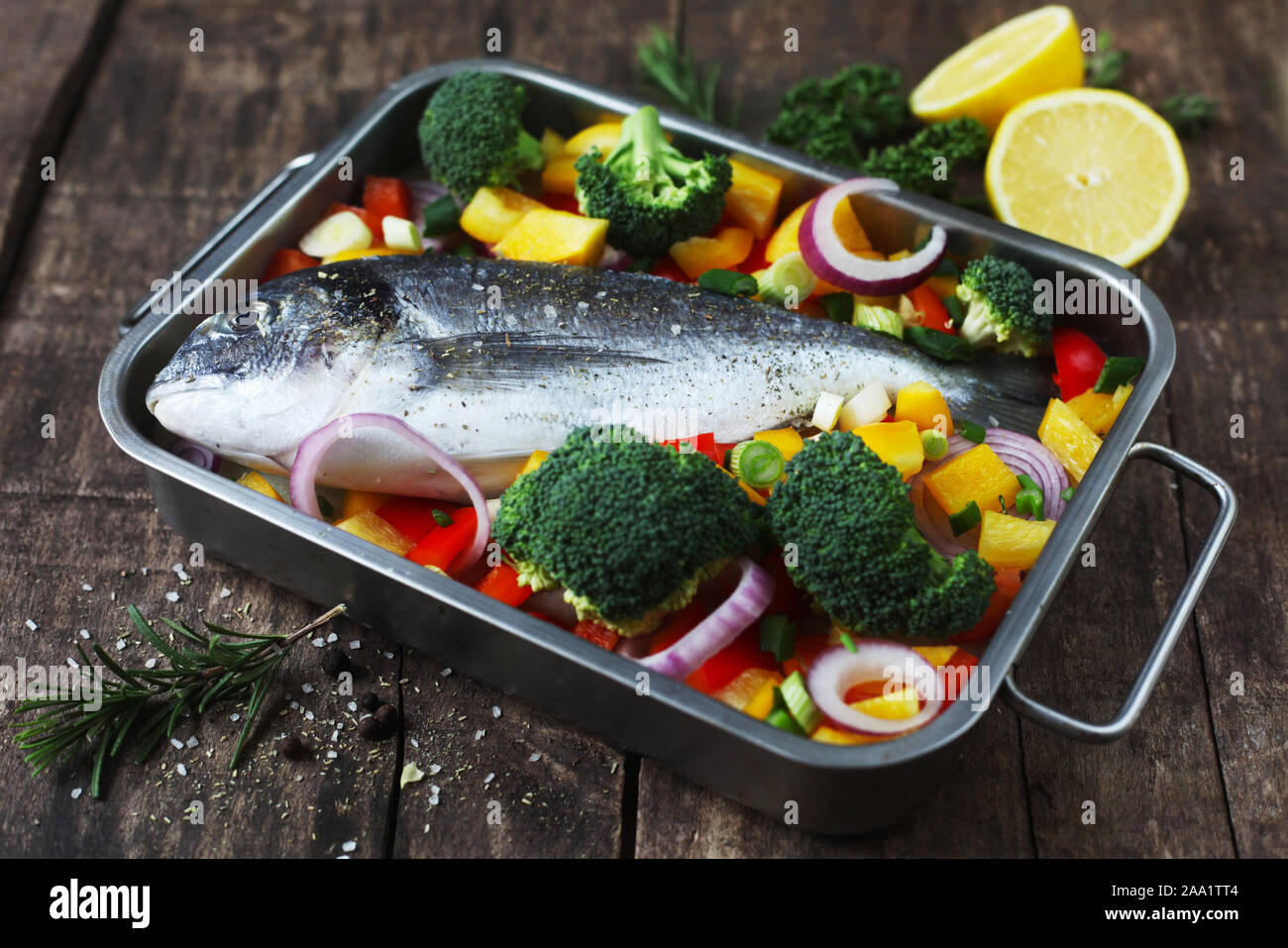 Materie orata con gli ingredienti in una teglia da forno Foto Stock