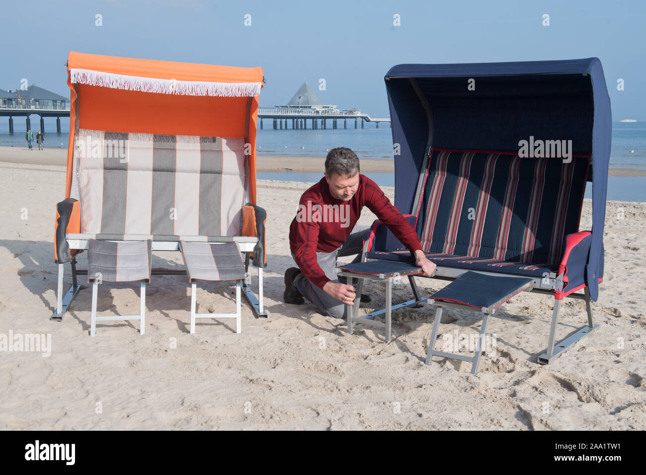 Heringsdorf, Germania. 23 Ott, 2019. Jan Müller, Managing Director di  Strandkorbfabrik Heringsdorf, è la costruzione di un pieghevole sedia  spiaggia sulla spiaggia dell'isola di Usedom. La sedia spiaggia è  costituito da un