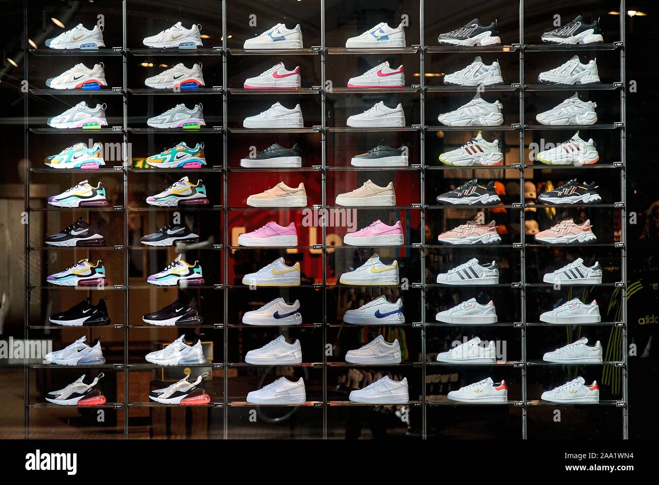 Le nuove scarpe esposti in una vetrina visualizzerete Foto Stock