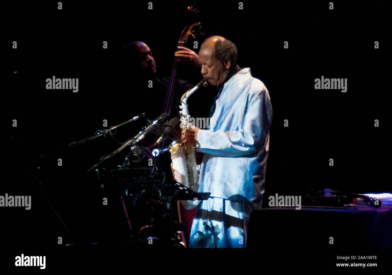 La leggenda del jazz Ornette Coleman performing live, teatro Gran Rex di Buenos Aires (6 maggio 2009) Foto Stock