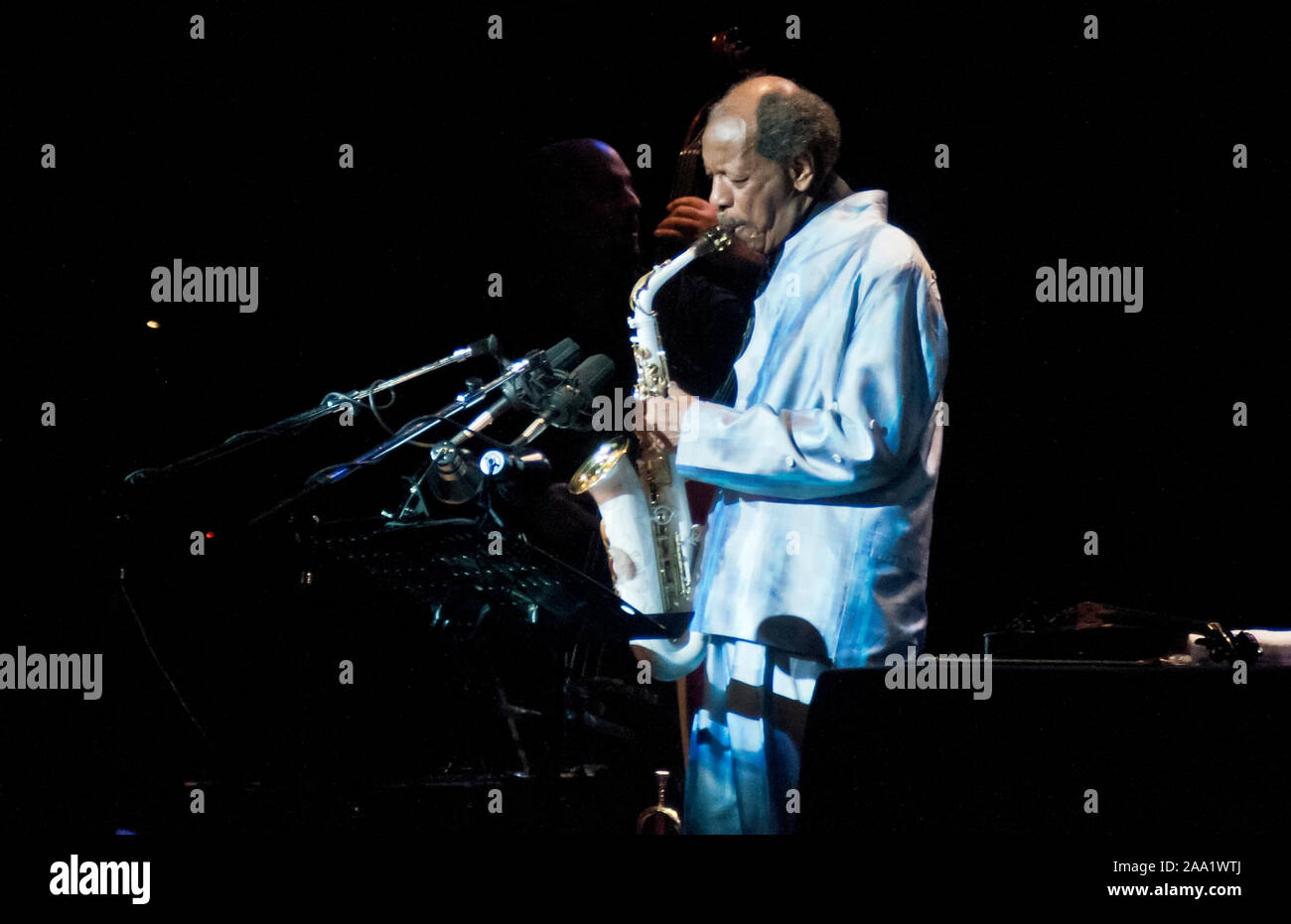 La leggenda del jazz Ornette Coleman performing live, teatro Gran Rex di Buenos Aires (6 maggio 2009) Foto Stock
