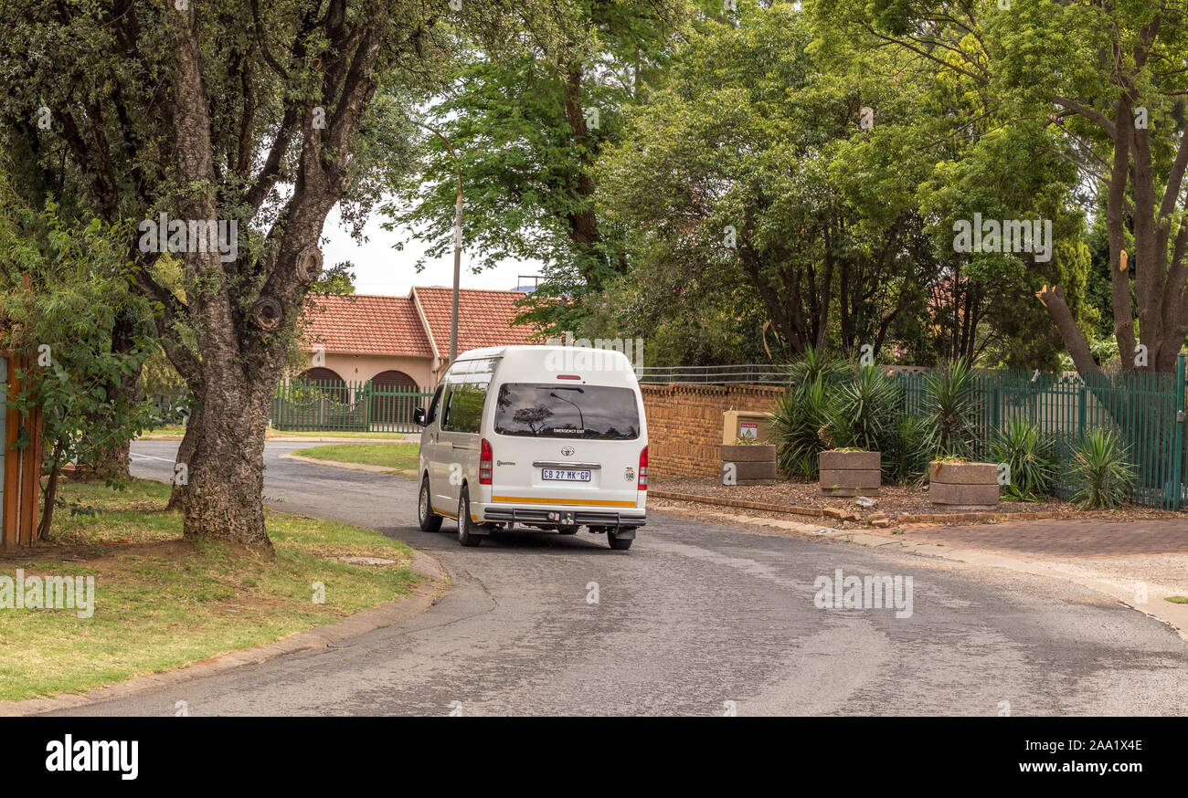 Alberton, Sud Africa - un gestiti privatamente taxi minibus viaggia su una strada in un sobborgo residenziale di immagine in formato orizzontale Foto Stock