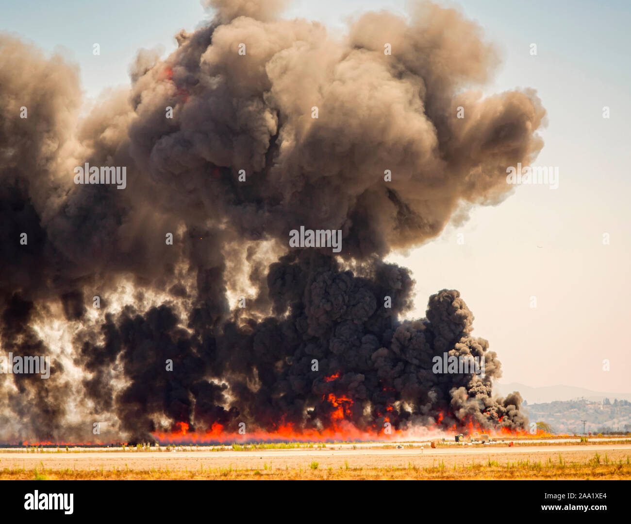 Intenso fumo e fuoco da esplosione di munizioni Foto Stock