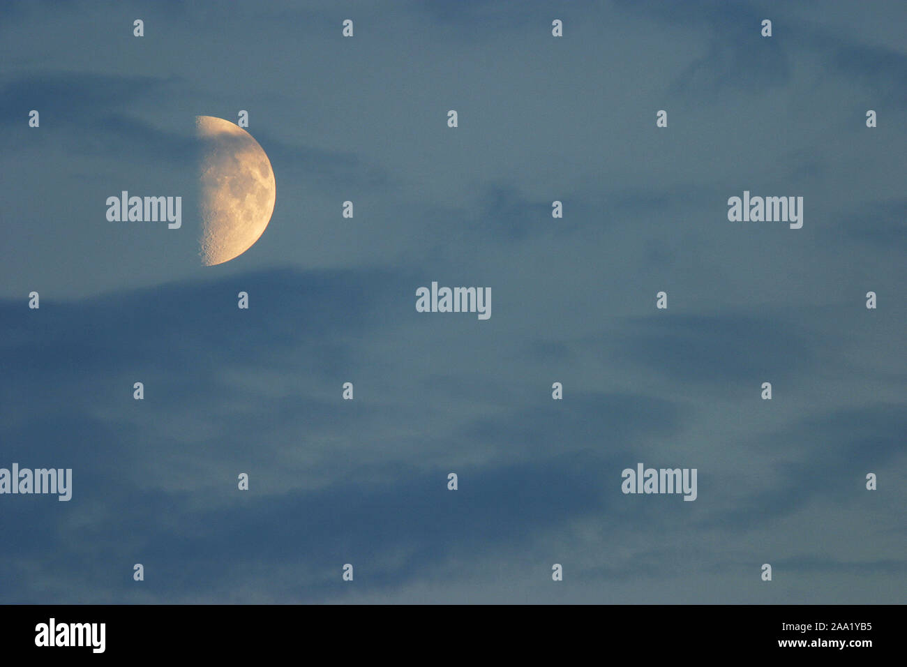 Wolke am Abendhimmel verdecken teilweise den Mond / nuvole nel cielo della sera sono a copertura parziale della luna Foto Stock