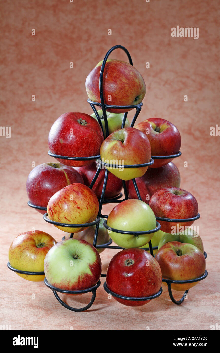 Pyramide aus verschiedenen Apfelsorten / Piramide con diversa ordina apple Foto Stock