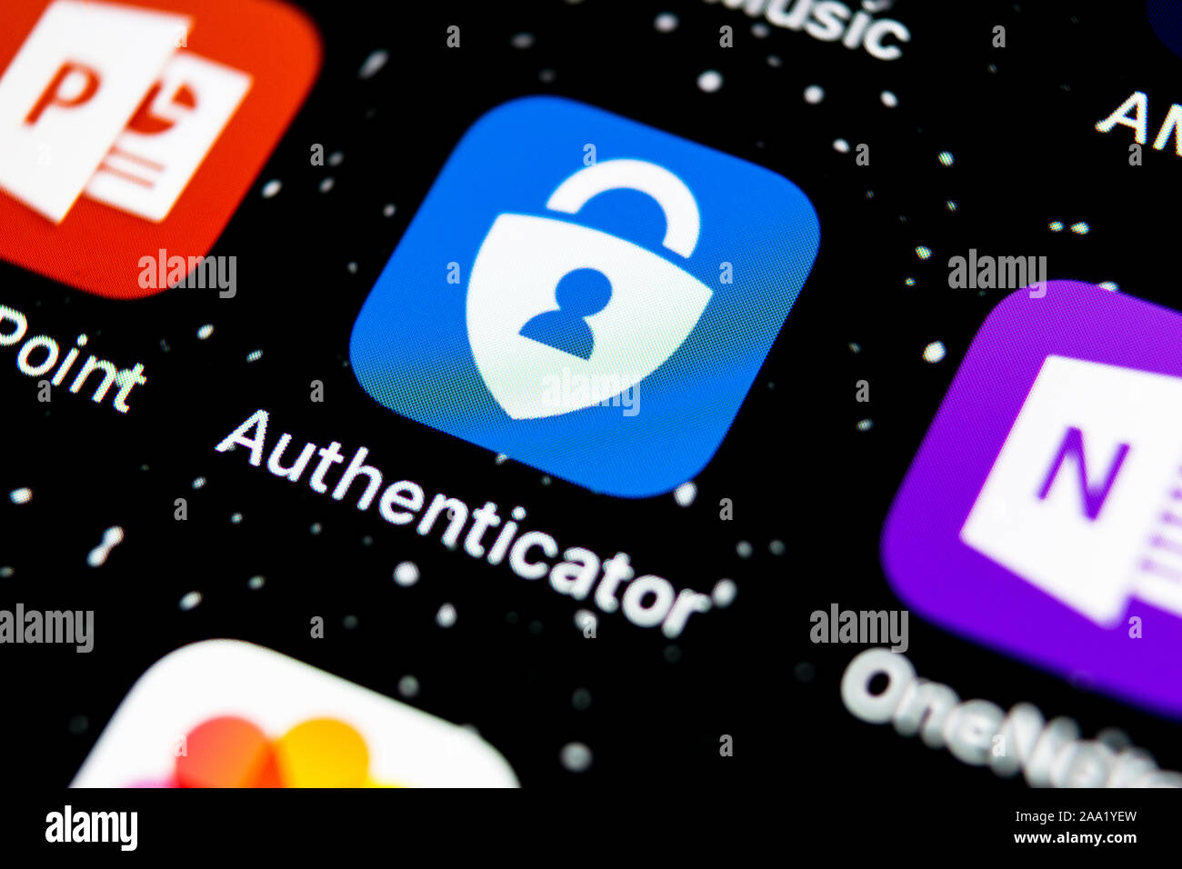 Sankt-Petersburg, Russia, 3 Febbraio 2019: Microsoft autenticatore icona applicazione su Apple iPhone X lo schermo dello smartphone di close-up. Microsoft autentico Foto Stock