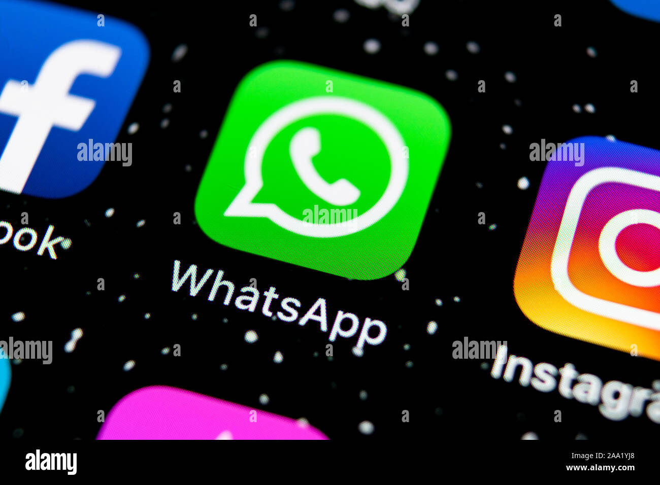 Sankt-Petersburg, Russia, 3 Febbraio 2019: Whatsapp messenger icona applicazione su Apple iPhone X lo schermo dello smartphone di close-up. Whatsapp messenger app ho Foto Stock