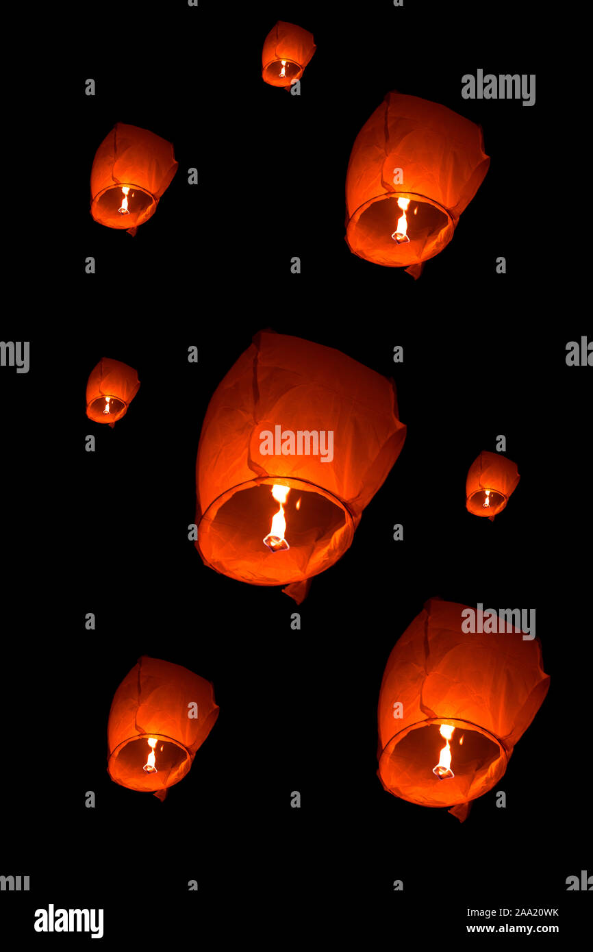 Sky lanterna, noto anche come lanterne Kongming o lanterna cinese nel cielo  nero Foto stock - Alamy