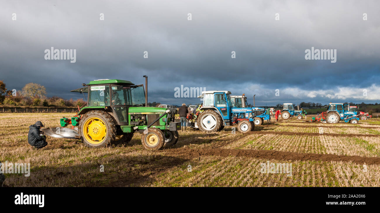Twopothouse, Cork, Irlanda. 17 Novembre, 2019.I trattori schierati in attesa di cominciare a l'aratura Twopothouse annuale dell'associazione match che è stato h Foto Stock