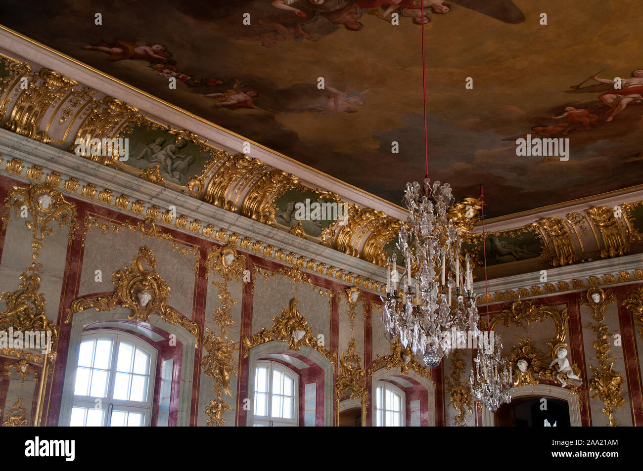 Pilsrundale Lettonia, Vista della sala da ballo è il soffitto dipinto e un lampadario a Rundale Palace che è un monumento del barocco e rococò arte Foto Stock