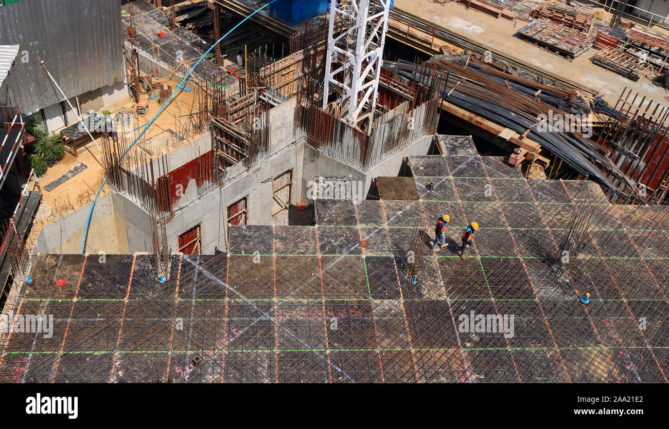 Bangkok, Tailandia - 16 Novembre 2019 : due lavoratori a camminare insieme su prefabbricati in calcestruzzo schiaffo pieno di tondini di acciaio in costruzione sul sito giornata di sole Foto Stock