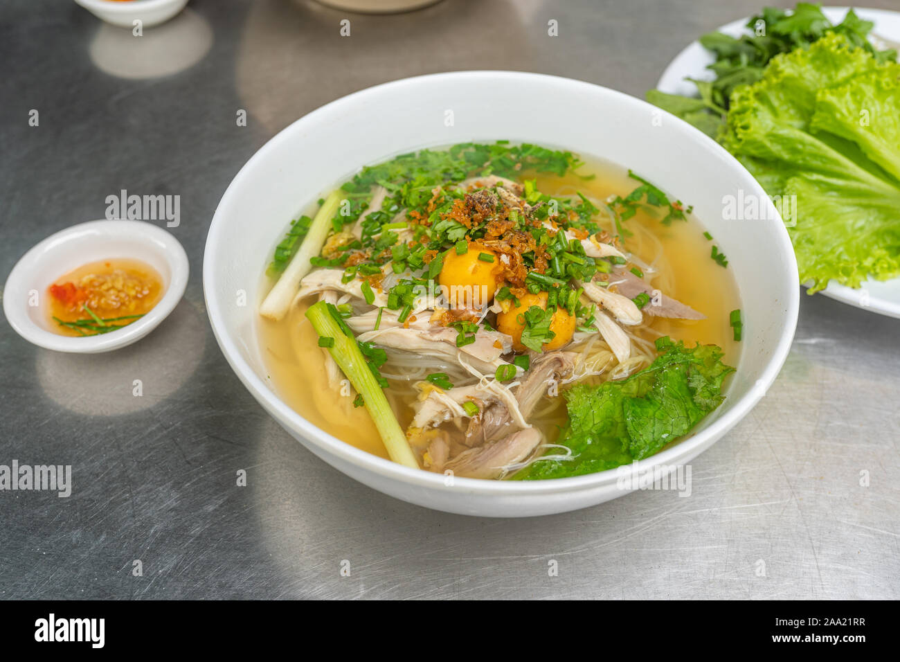 Close-up foto del pollo vietnamita Pho noodle soup bowl Foto Stock