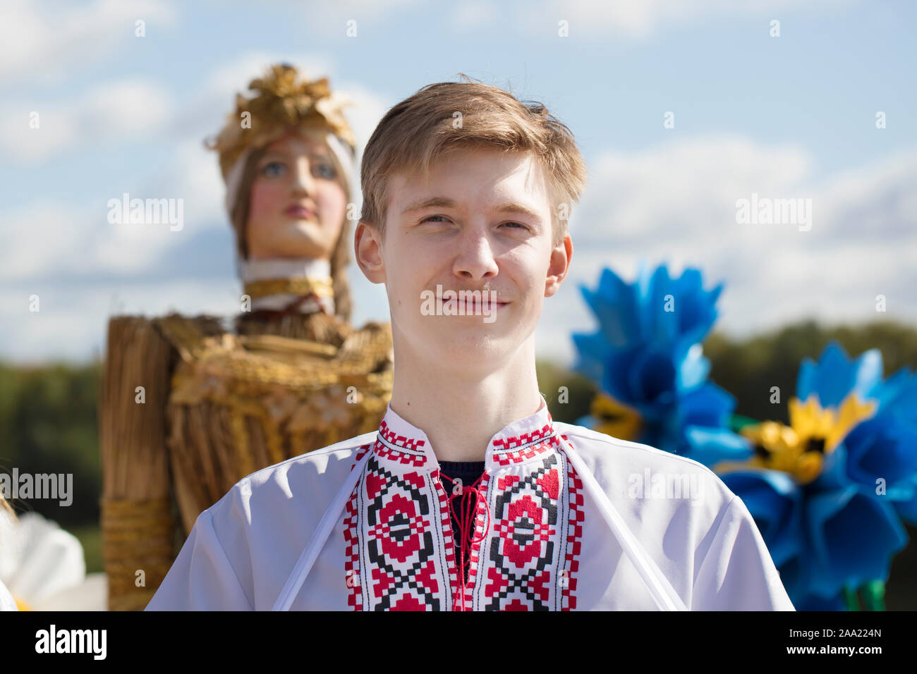 La Bielorussia, la città di Gomil, 14 settembre 2019. Città delle vacanze. Uomo slava in abito nazionale. Giovani ucraino o bielorusso il ragazzo in una camicia ricamata Foto Stock