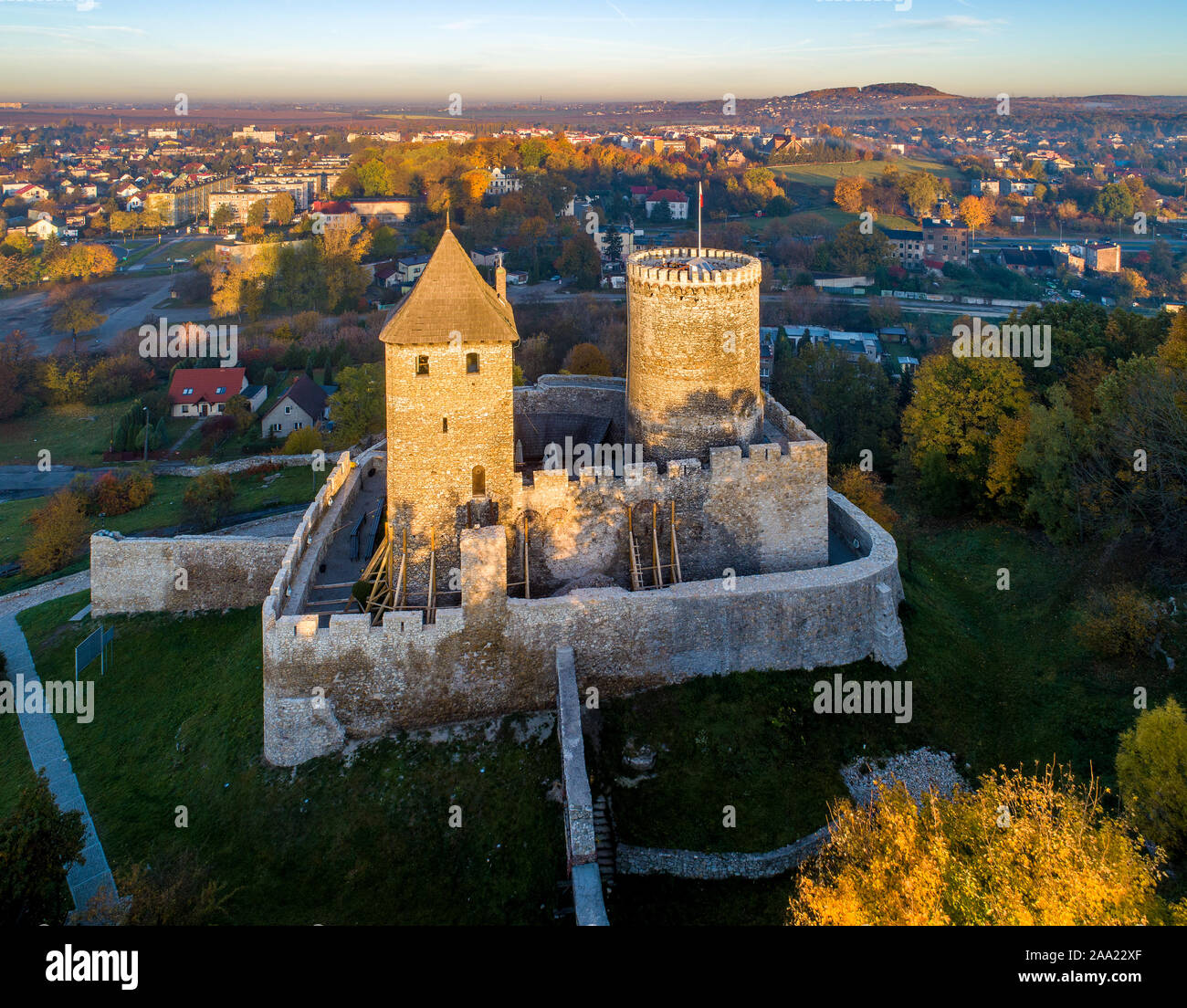 Medievale castello gotico in Bedzin, Alta Slesia, Polonia. Vista aerea in caduta nella luce di sunrise Foto Stock