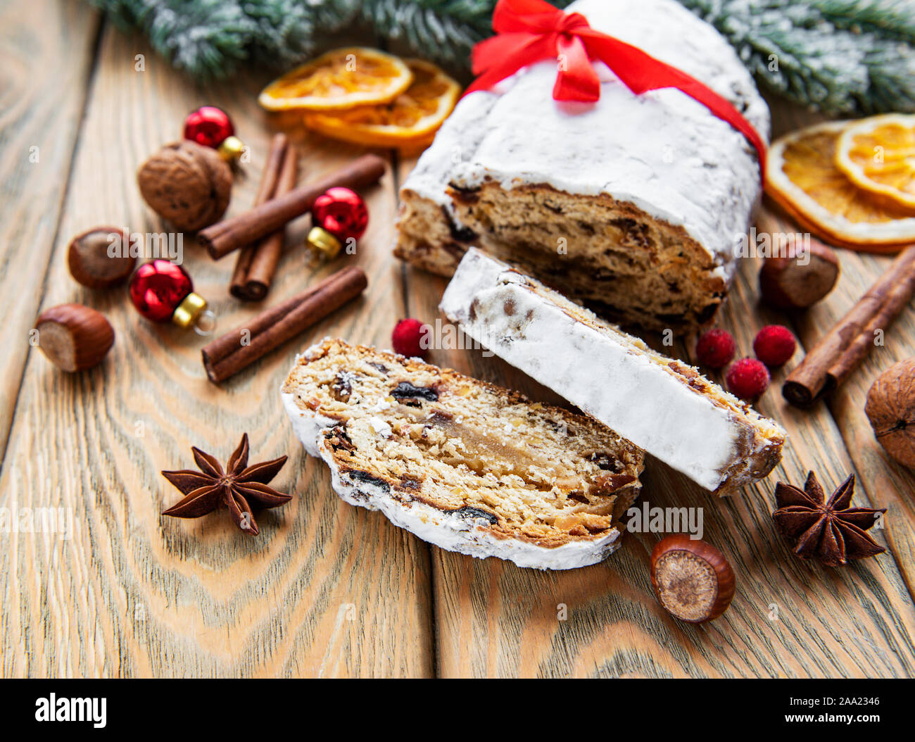 Il Natale lo Stollen su sfondo di legno. Tradizionale festa di Natale la pasticceria dolce. Lo Stollen per Natale. Foto Stock